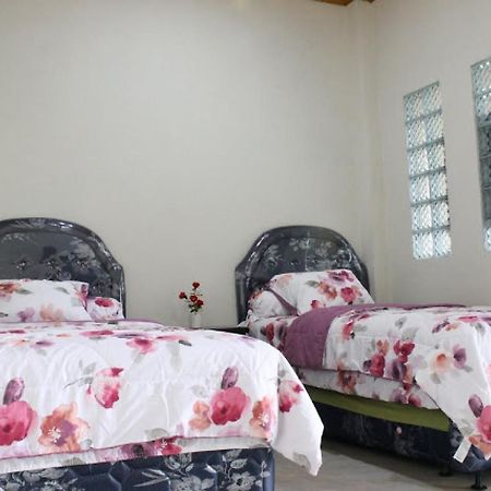 Villa Bukit Berkat Bogor Exteriör bild
